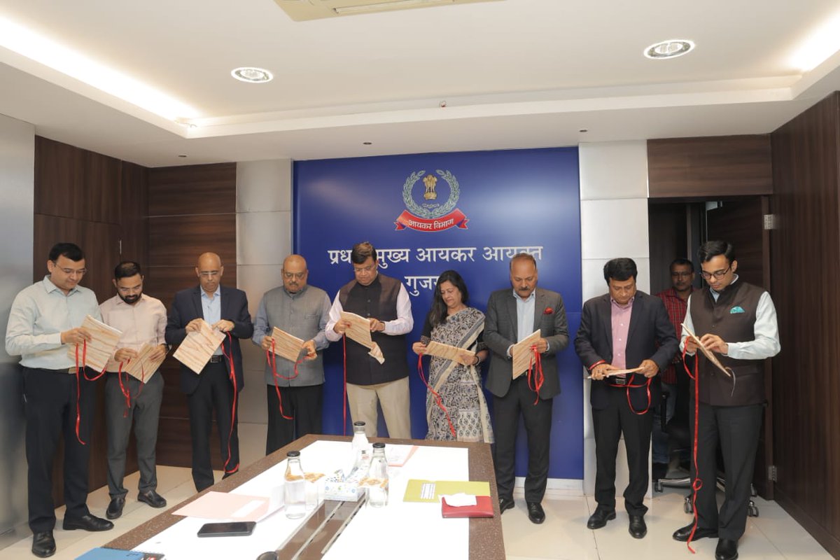 IncomeTaxGuj's tweet image. आयकर विभाग, अहमदाबाद की हिंदी पत्रिका ‘सुरभि’ के 18वें अंक का विमोचन श्री सतीश शर्मा, प्रधान मुख्य आयकर आयुक्त, गुजरात के कर-कमलों से 10.12.2025 को किया गया। इस अवसर पर श्रीमती अपर्णा अग्रवाल, मुख्य आयकर आयुक्त, टीडीएस, अहमदाबाद, श्री राजेश कुमार गुप्ता, मुख्य आयकर आयुक्त-2,…