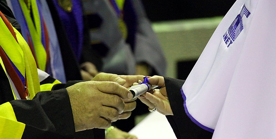 Abejaarr's tweet image. #11Sept la @UNEToficial marca la diferencia, 228 alumnos en todas las carreras obtiene sus títulos. Y es que la calidad d la #UNET genera un pasaporte al futuro. Vuestro esfuerzo, + allá de q sean graduados, va a servir p' dar energía a las luces y hacer desaparecer las sombras.