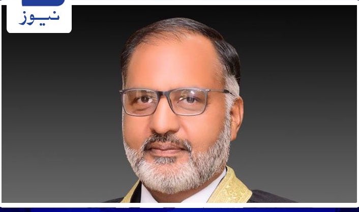 یہ ہیں وہ مرد حُر جنہوں نے جنرل فیض حمید کے خلاف سب سے پہلے علمِ بغاوت بلند کیا تھا اور پھر فیض حمید نے عمران خان اور اطہر من اللہ کے ساتھ مل کر شوکت صدیقی کو برخاست کروایا اور آج شوکت صدیقی چئیرمین این آئی آر سی جبکہ عمران فیض اور اطہر منجی پیڑھی ٹھکوا بیٹھے ہیں
مکافات عمل