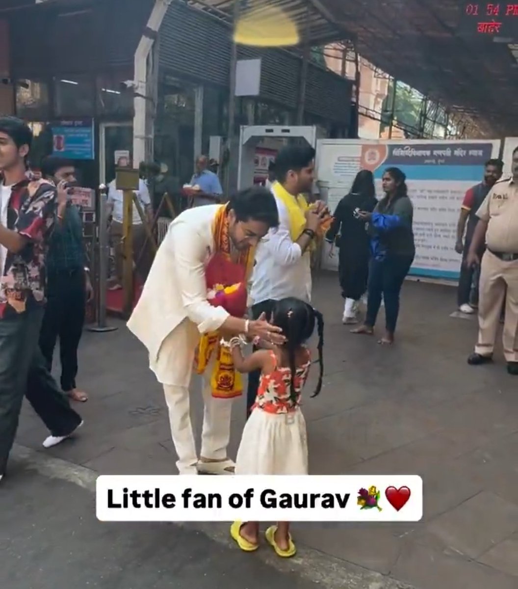 Gaurav's cute little fans

He is kids favorite too😍

#GauravKhanna #Biggboss19