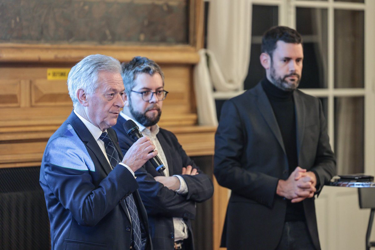 bgauducheau's tweet photo. Hier soir, les représentants des 3 quartiers étaient réunis pour échanger sur les projets, le cadre de vie et les perspectives pour 2025. 🌿✨
🙏 Merci à Julie Messier, Kévin Cortes, Erwan Martin et à tous les conseillers pour leur engagement ! https://t.co/NVaGuwvc7H