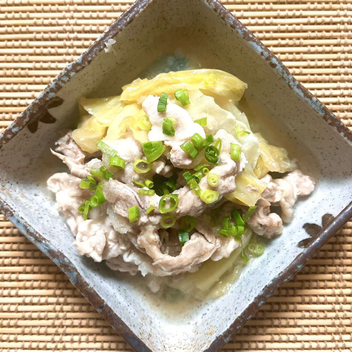 【本日発売】まんがライフオリジナル1月号『めんつゆひとり飯』巻頭カラーいただいております!大根おろしと豚肉の共犯関係が白日の元に晒される「豚バラのみぞれ煮」🍖
よろしくお願いします🍚