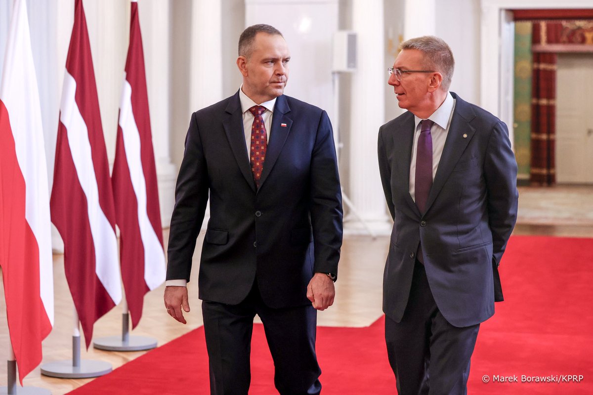 prezydentpl's tweet photo. Prezydent RP @NawrockiKn w #Ryga: Dużo czasu poświęciliśmy kwestiom związanym z UE. Mamy obaj z Prezydentem Łotwy świadomość, że jest jeszcze wiele do zrobienia w regionie.
Zgadzamy się z @edgarsrinkevics, że obecność USA w Europie jest gwarancją naszego bezpieczeństwa. https://t.co/tN6kpqKNMz