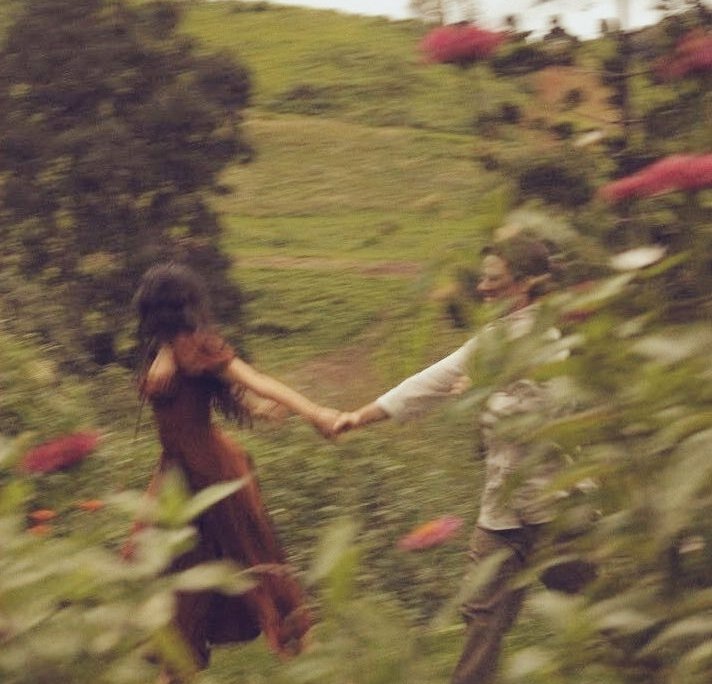 “Bir kadın âşık olmadığı bir erkekle karşılaştığında, onu anası babası nasıl yapmışsa öyle görür. Âşık olduğu erkeğe baktığında, Tanrı onu nasıl yapmışsa öyle görür. Artık âşık olmadığında ise bir masa, bir sandalye görür...”