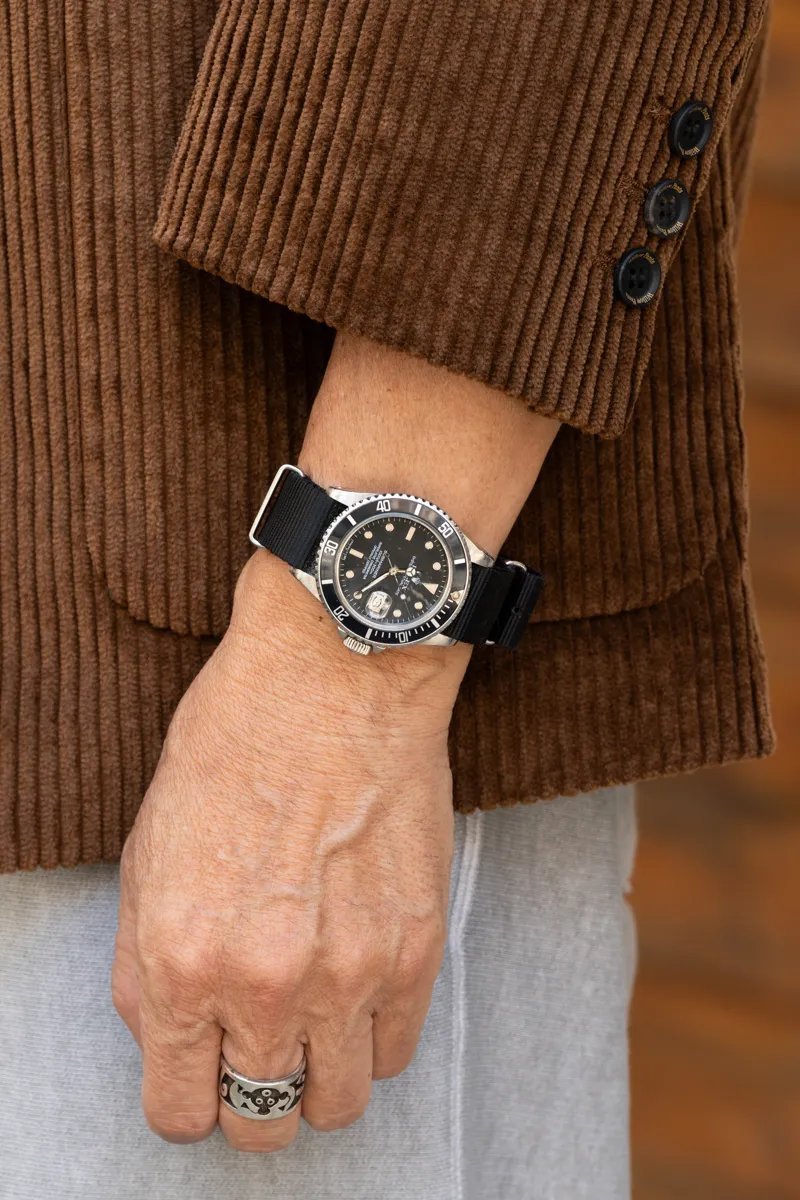 ダークブラウンのスリーアイと色を合わせたコーデュロイ素材のテーラードジャケットは季節感とシックな雰囲気を両得。
ちょっぴりかしこまった装いはユニークな小物でハズすベーシックなテクニックを押さえておくと便利だ。
▶︎oceans.tokyo.jp/article/detail…