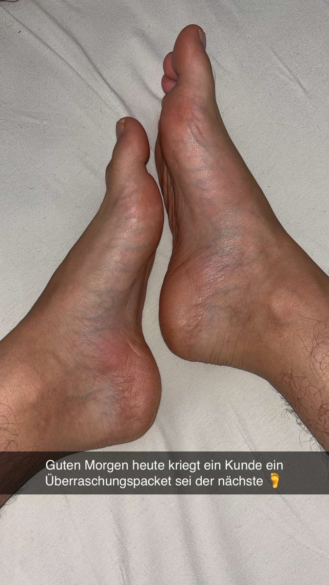 Zeit für dich dein Geld abzudrücken. Ich weis meine Bilder machen die heiß dann melde dich mein Knecht ! #feetworshi̇p #findom #germanmaster #italienmaster #piedi #füße #ftm