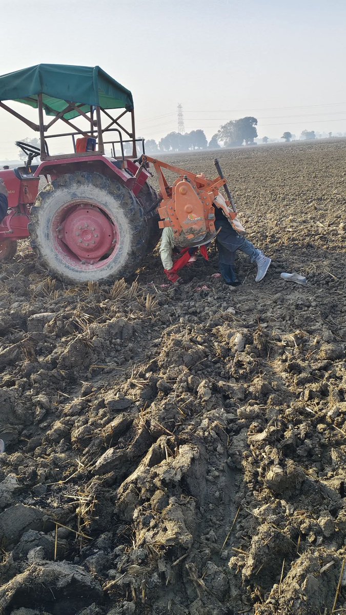 उत्तर प्रदेश के जनपद कानपुर के रूरा थाना क्षेत्र के गांव सलेम पुर देवीपुर में यादव समाज के दबंग गुंडों ने एक किसान को रोटावेटर से काट दिया जिसकी मौके पर मृत्यु हो गई अभी तक चारों आरोपी फरार है शासन प्रशासन मामले को जल्द संज्ञान में ले जल्द गिरफ्तारी करे #यूपी #पुलिस #डीजीपी