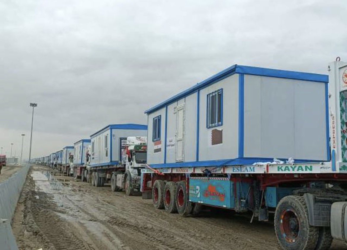 HermanMeeuwiss1's tweet image. Terwijl Gaza overspoeld wordt met regen- en rioolwater, zonder uitzicht op verbetering voor de Palestijnen in tenten, moet je weten dat er honderden caravans aan de Egyptische kant van de grens staan die Israël niet toelaat.