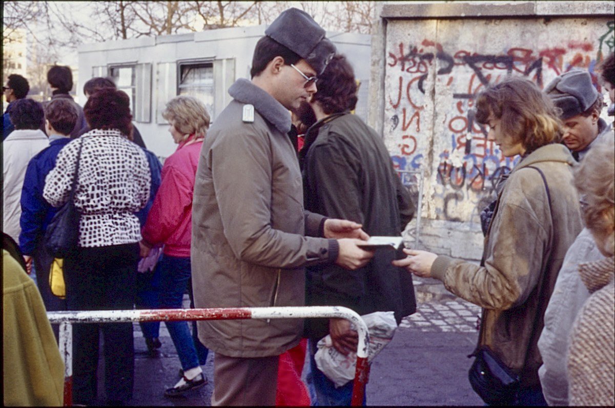 #OTD 1989 #GeteiltesBerlin

Aus freudigem Chaos wird geordnete Realität: Einen Monat nach dem Mauerfall verkünden bisherige Vermittler in West-#Berlin, dass sie keine kostenlosen Unterkünfte mehr für Besucher/innen aus Ost-Berlin und der #DDR organisieren können.