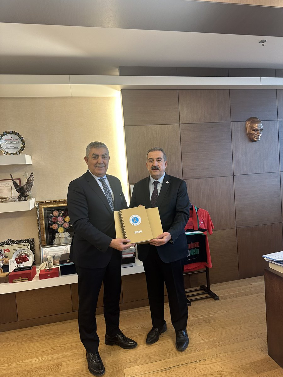 Anayasa Mahkemesi Üyesi,Kırşehirli Dernekler Federasyonumuzun Yüksek İstişare Kurulu üyesi Sayın Recai AKYEL’i makamında ziyaret edip,federasyonumuz ajanda ve  takvim setini takdim ettim.
Kabulleri için kıymetli başkanımıza teşekkür ediyorum.