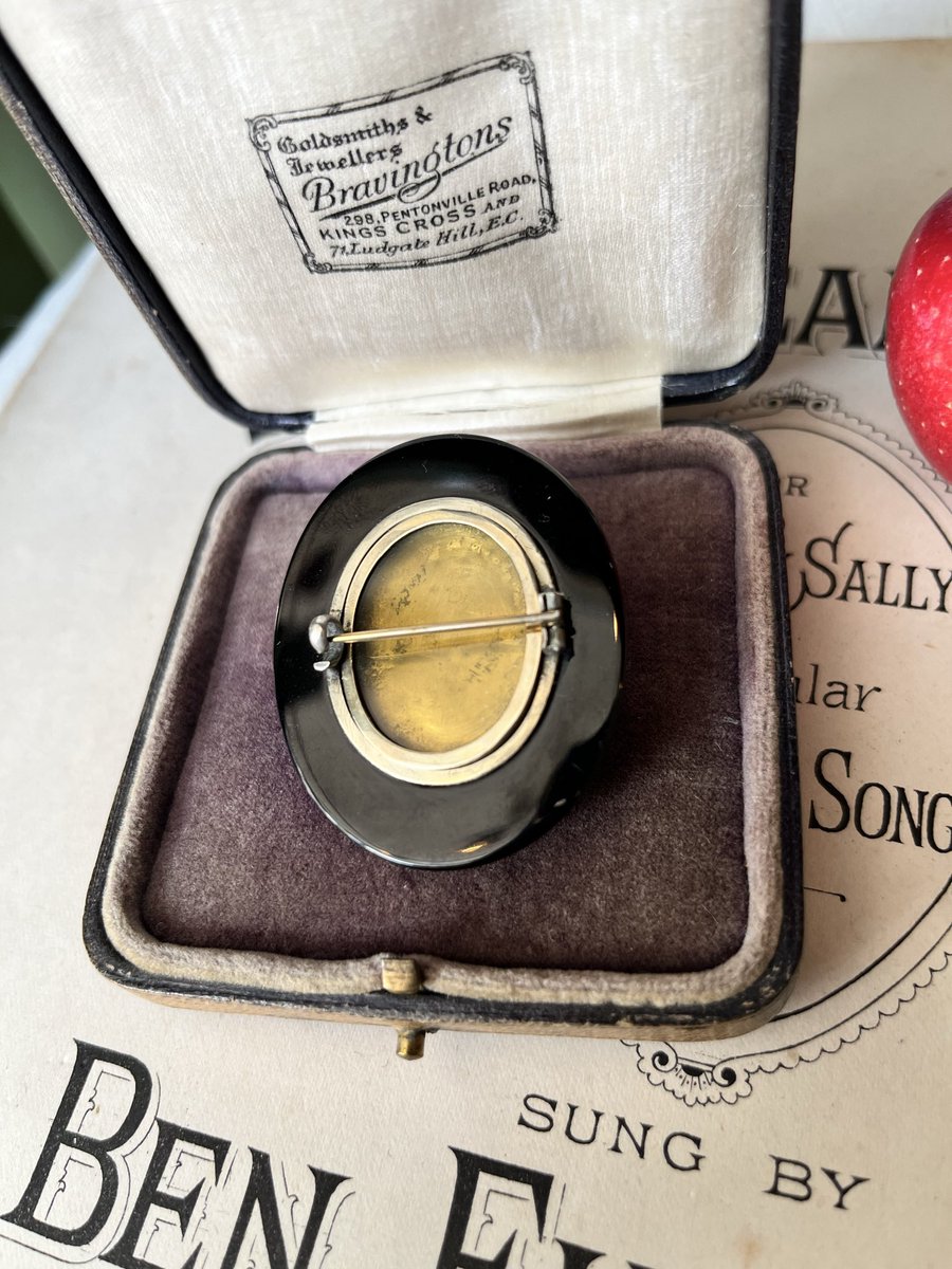 ヴィクトリア女王の時代に流行して、女王に謁見の際に着用を推奨された