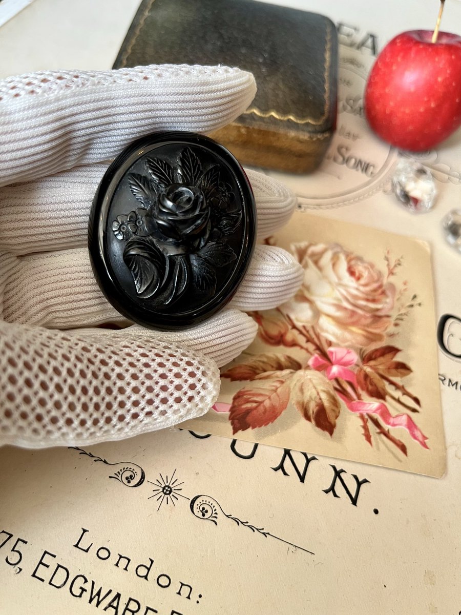 ヴィクトリア女王の時代に流行して、女王に謁見の際に着用を推奨された