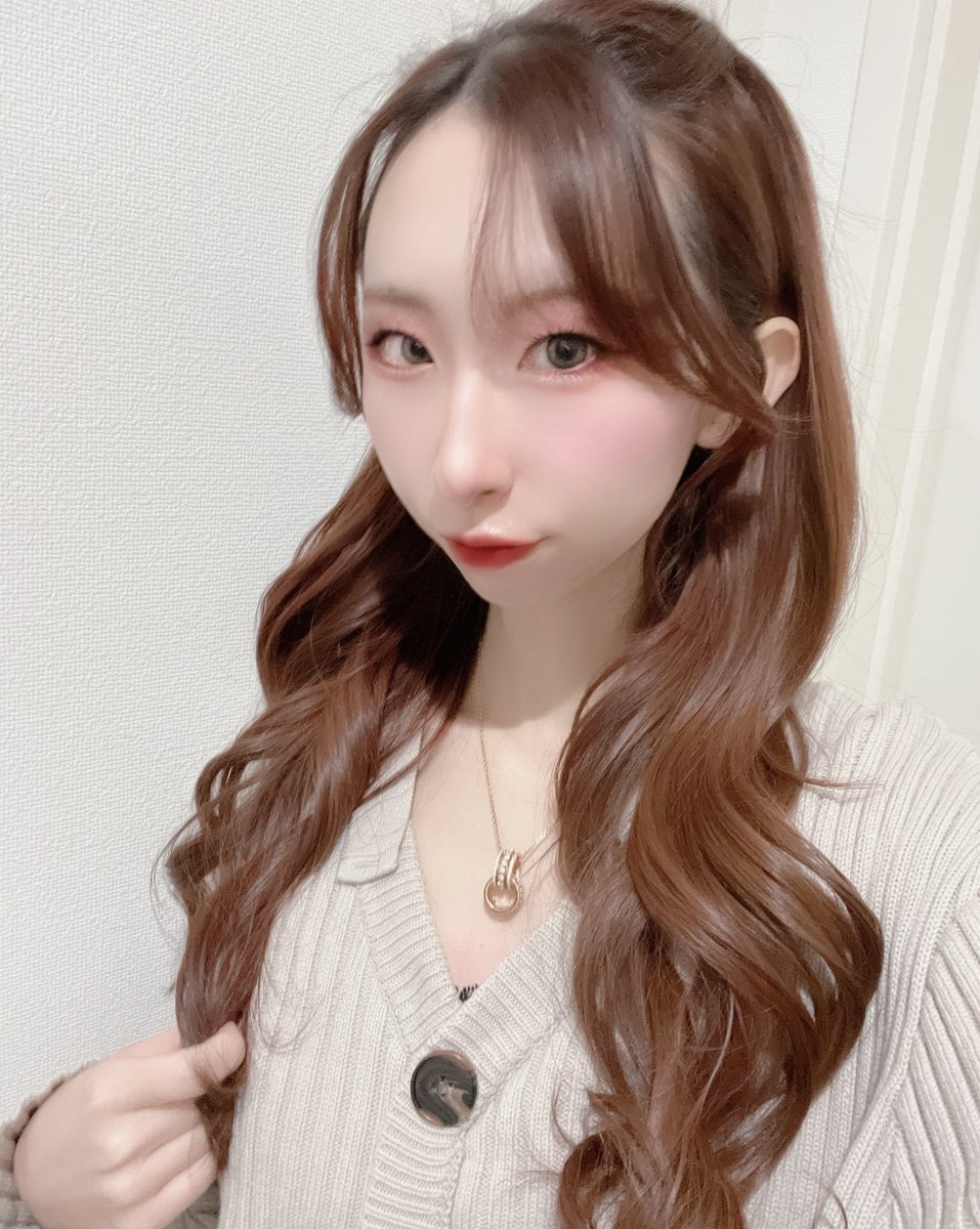 Violin__Rena's tweet image. ハーフツインとツインテール🎵⭐
どちらが良いでしょう？？？
年末K'sドリームでのライブ楽しみっ🎻🤍

#violin #violinist #DiVFlax 
#邦ロック #ロックバンド 
#邦ロック好きな人とつながりたい