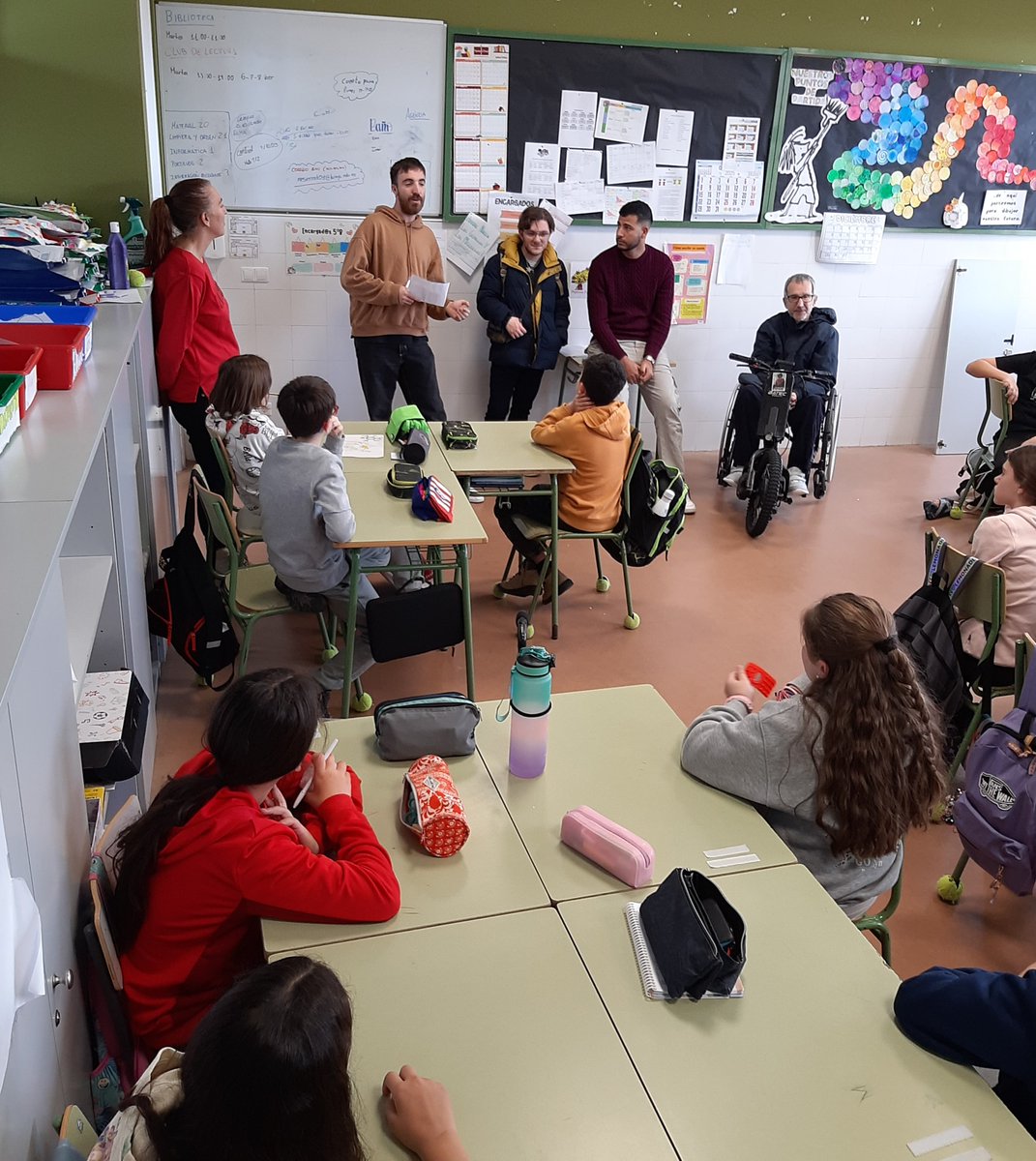 Hemos visitado el CEIP Eduardo González Gallarza para participar en las actividades del Día de las Personas con Discapacidad. Una oportunidad para compartir experiencias con el alumnado de 6º, fomentar la empatía, romper estereotipos y reforzar valores de respeto e inclusión.