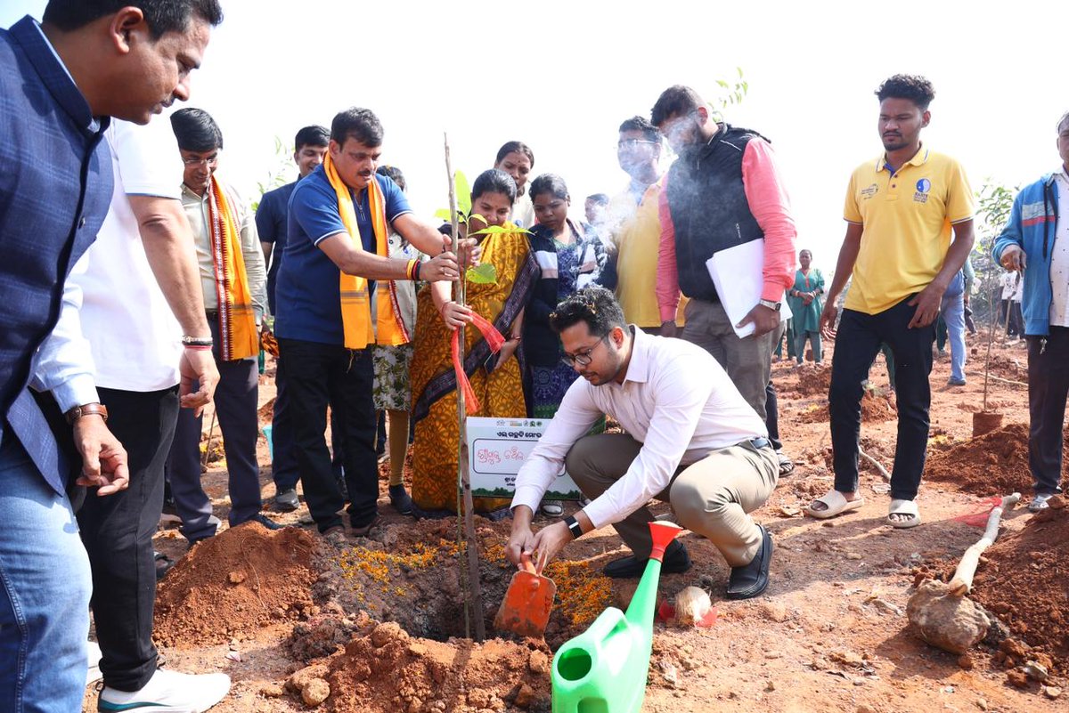 bmcbbsr's tweet photo. #PlantationDrive #NationalCleanAirProgramme #NCAP #EnvironmentFriendly #PollutionFree https://t.co/XGweNBeQlA
