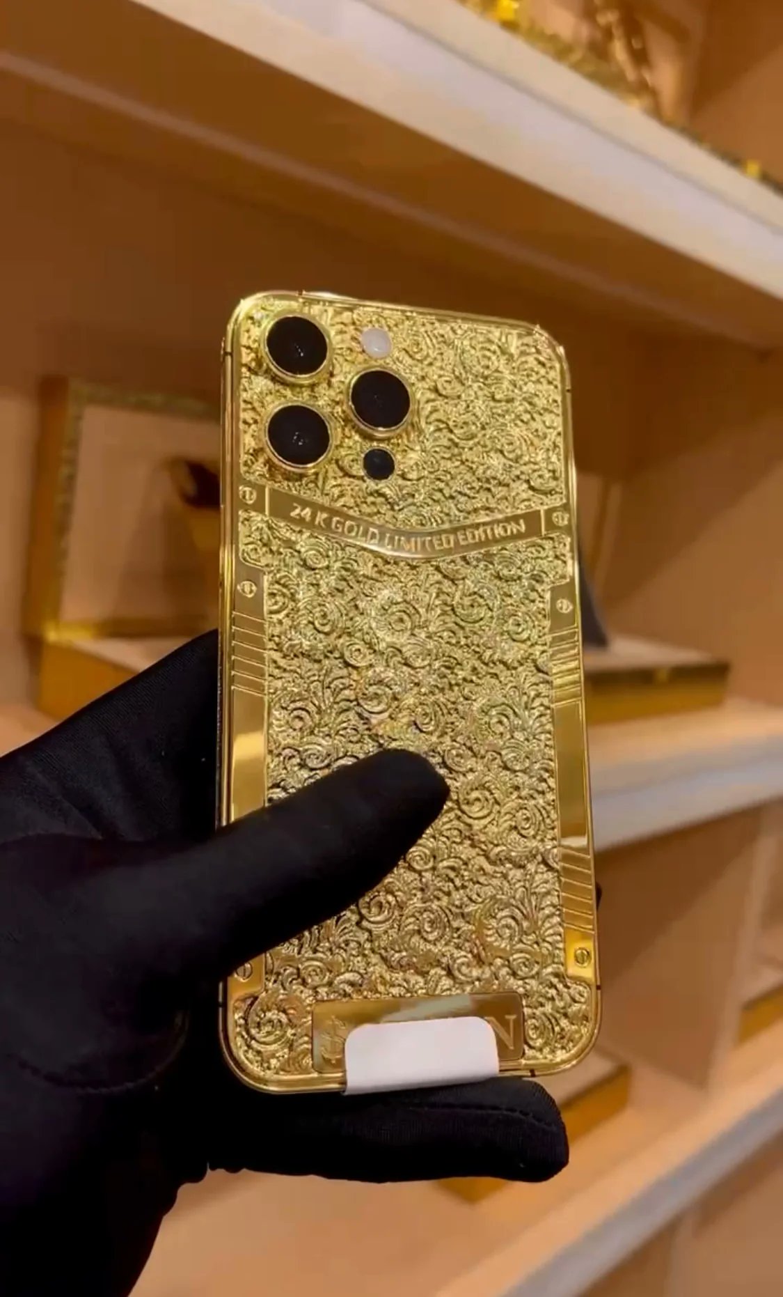 الهاتف الذهبي. (وكالات) 