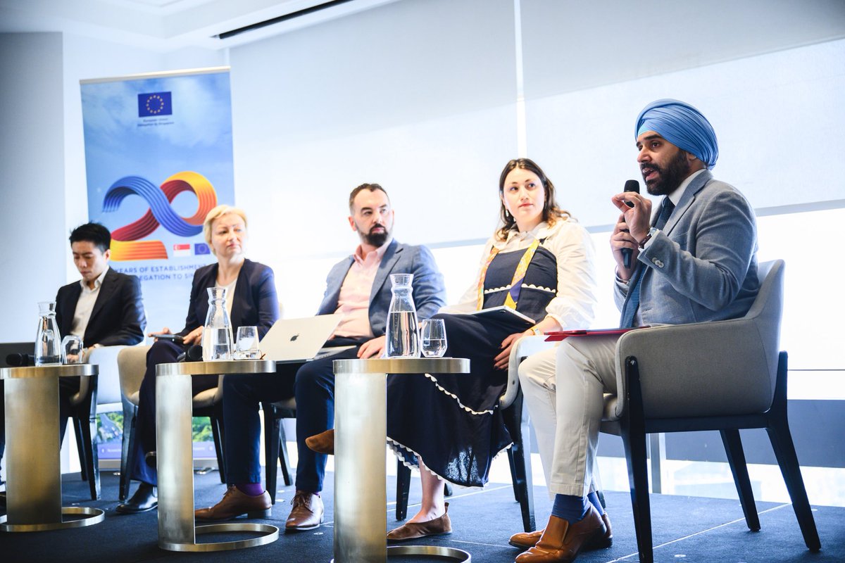 EUinSingapore's tweet photo. Human rights apply equally online and offline:

The 2025 EU Human Rights Day Seminar in 🇸🇬 focused on the impact of new technologies on human rights.

Opening with remarks from 🇪🇺 Commissioner Michael McGrath & Ambassador Artis Bertulis, discussions focused on tracking risks and biases in AI, and bridging the digital divides.

Our thanks to our keynote speakers from @UNICEF & @UNDP, to our expert panellists, and to our guests.

#humanrightsday #hrd2025 #eu4humanrights