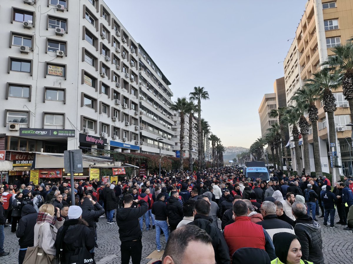 Eksik ödemelere, geciken ikramiyelere, haksız şirket iadelerine ve çalışma barışını bozan tüm uygulamalara karşı sesimizi bir kez daha gür bir şekilde yükselttik.
 
Bugün attığımız her adım, yarın daha güçlü bir dayanışmanın habercisidir.
Birlikte yürüdük, birlikte kazanacağız!