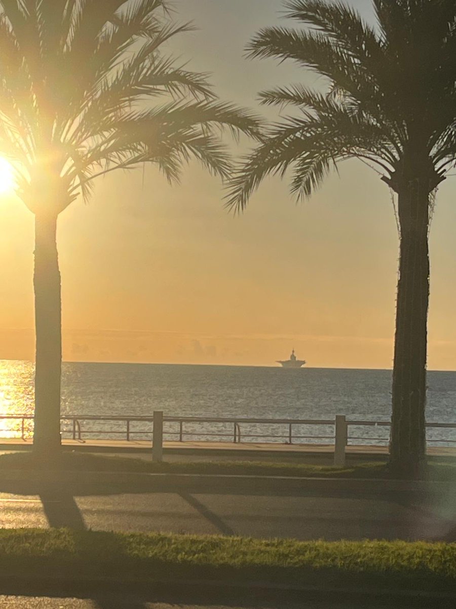 Le porte-avions Charles de Gaulle est au large de la baie des anges ce matin.

Splendide d’observer ce fleuron de notre défense depuis la Promenade des Anglais. Merci à nos marins pour leur engagement de tous les jours !