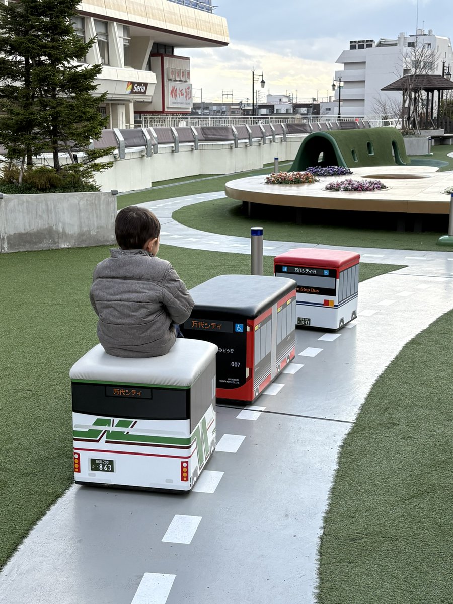 バスみたいなベンチ』に高速バスと連節バスの仲間が登場！ イベントや