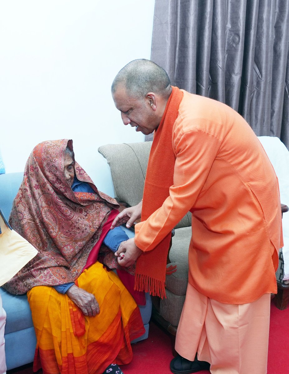 myogioffice's tweet photo. मुख्यमंत्री श्री @myogiadityanath जी महाराज ने आज जनपद जौनपुर में उत्तर प्रदेश सरकार में माननीय राज्य मंत्री (स्वतंत्र प्रभार) श्री गिरीश चंद्र यादव जी के आवास पर पहुंचकर उनके दिवंगत पूज्य पिता जी के चित्र पर पुष्पांजलि अर्पित कर उन्हें श्रद्धांजलि दी।

महाराज जी ने शोक-संतप्त परिजनों से भेंट की एवं अपनी संवेदनाएं व्यक्त कर उन्हें ढांढस बंधाया।