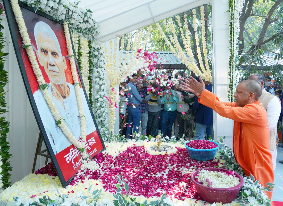 myogioffice's tweet photo. मुख्यमंत्री श्री @myogiadityanath जी महाराज ने आज जनपद जौनपुर में उत्तर प्रदेश सरकार में माननीय राज्य मंत्री (स्वतंत्र प्रभार) श्री गिरीश चंद्र यादव जी के आवास पर पहुंचकर उनके दिवंगत पूज्य पिता जी के चित्र पर पुष्पांजलि अर्पित कर उन्हें श्रद्धांजलि दी।

महाराज जी ने शोक-संतप्त परिजनों से भेंट की एवं अपनी संवेदनाएं व्यक्त कर उन्हें ढांढस बंधाया।