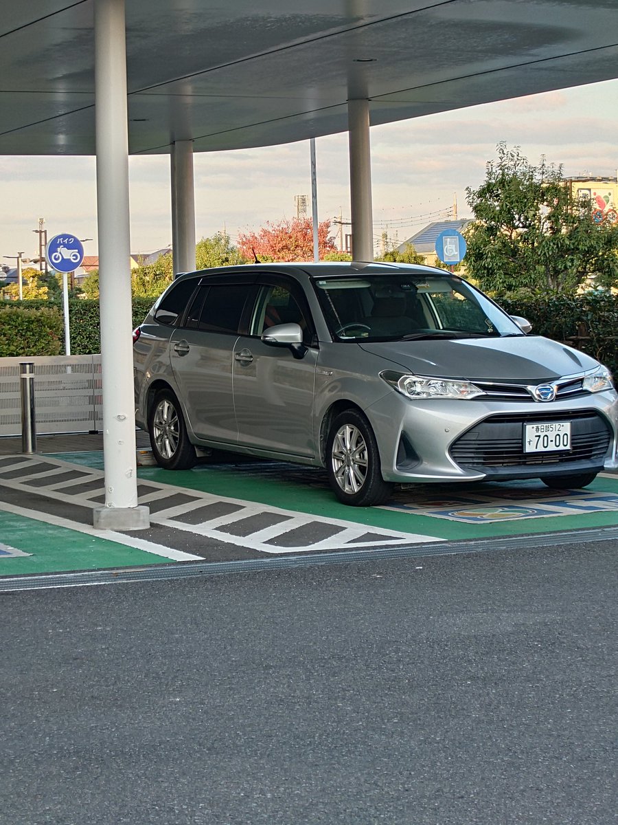 teketeke829's tweet photo. 市役所の優先駐車場を毎日占拠している健常者の車
注意したら逆ギレして何を思ったか自分から通報して到着した警官に職質されてて草！
車上生活者？？
#吉川市
#迷惑駐車 https://t.co/HDP8JwG0aE