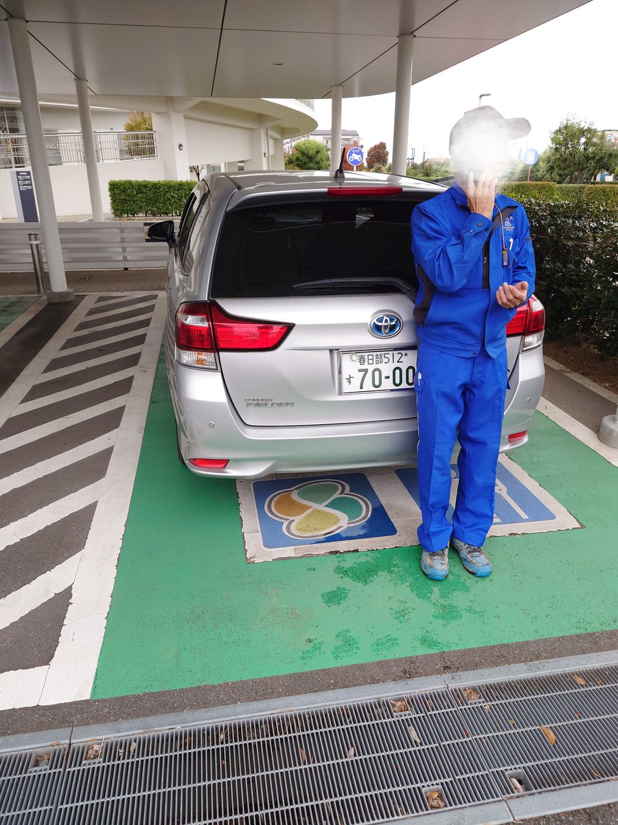teketeke829's tweet photo. 市役所の優先駐車場を毎日占拠している健常者の車
注意したら逆ギレして何を思ったか自分から通報して到着した警官に職質されてて草！
車上生活者？？
#吉川市
#迷惑駐車 https://t.co/HDP8JwG0aE