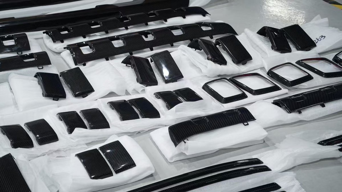 GuangzhouUp's tweet image. Built with advanced molds and precision manufacturing, our G-Class dry-carbon components offer seamless fitment and customizable finishes. Whether you prefer gloss or matte carbon, we deliver factory-level craftsmanship tailored to your build.

#CustomCarbon #GClassCarbon