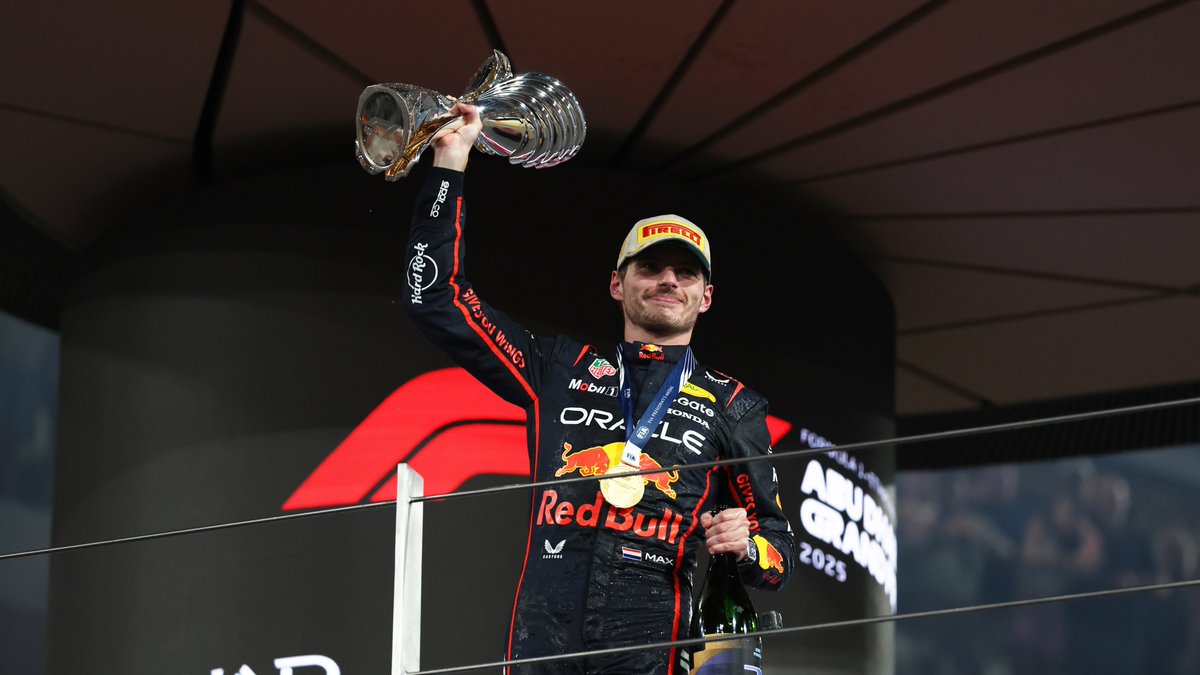 Ending the season on a hat-trick 🏆🏆🏆

#F1 || #RedBullRacing