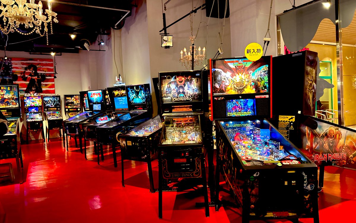 大阪に来たらピンボール。一台目はビートルズピンボールで遊ぶ。古い