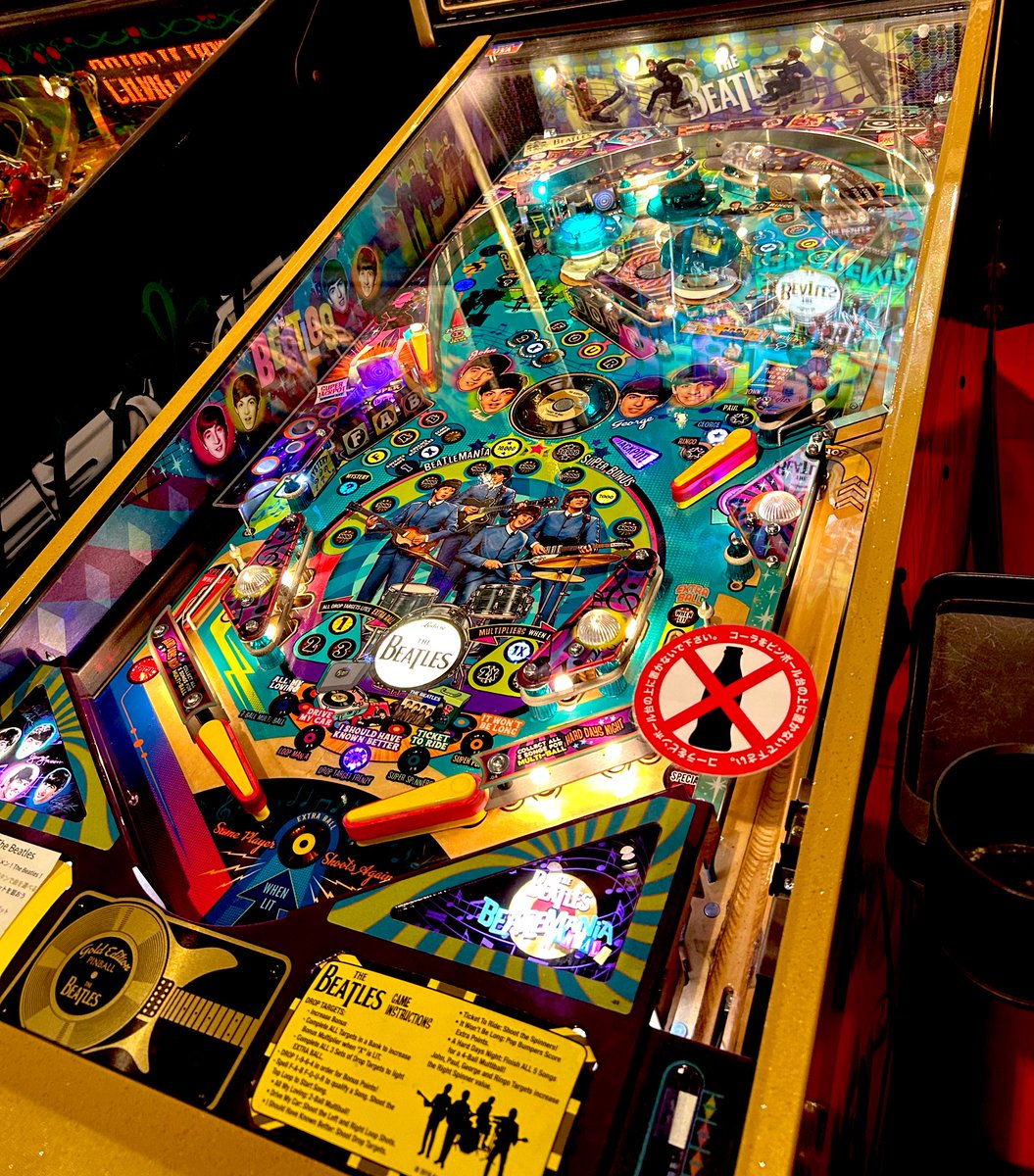大阪に来たらピンボール。一台目はビートルズピンボールで遊ぶ。古い