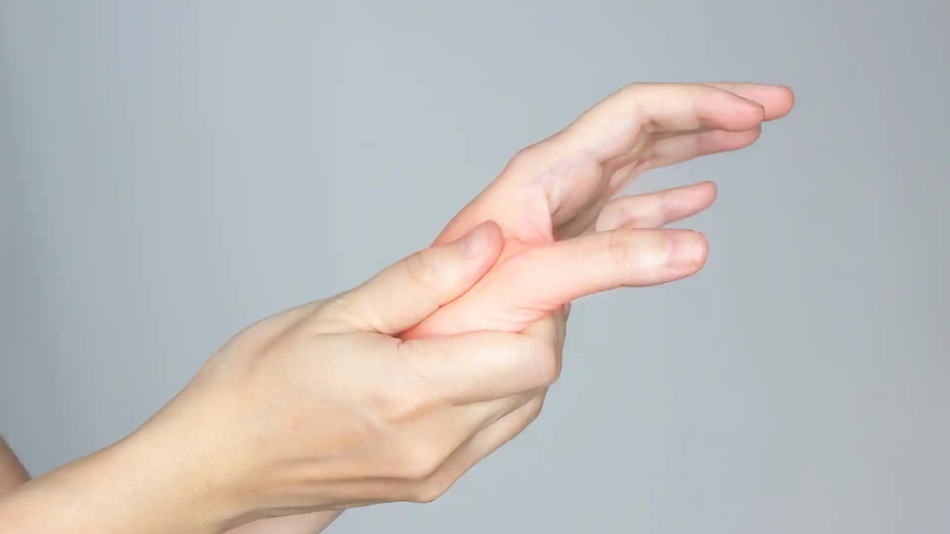 سؤال وجواب: عمري 23 يداي ترتعشان فجأة دون سبب واضح وكأني أشعر بالبرد ولكني لست كذلك: ما سببها وهل هي مرض عصبي؟ 