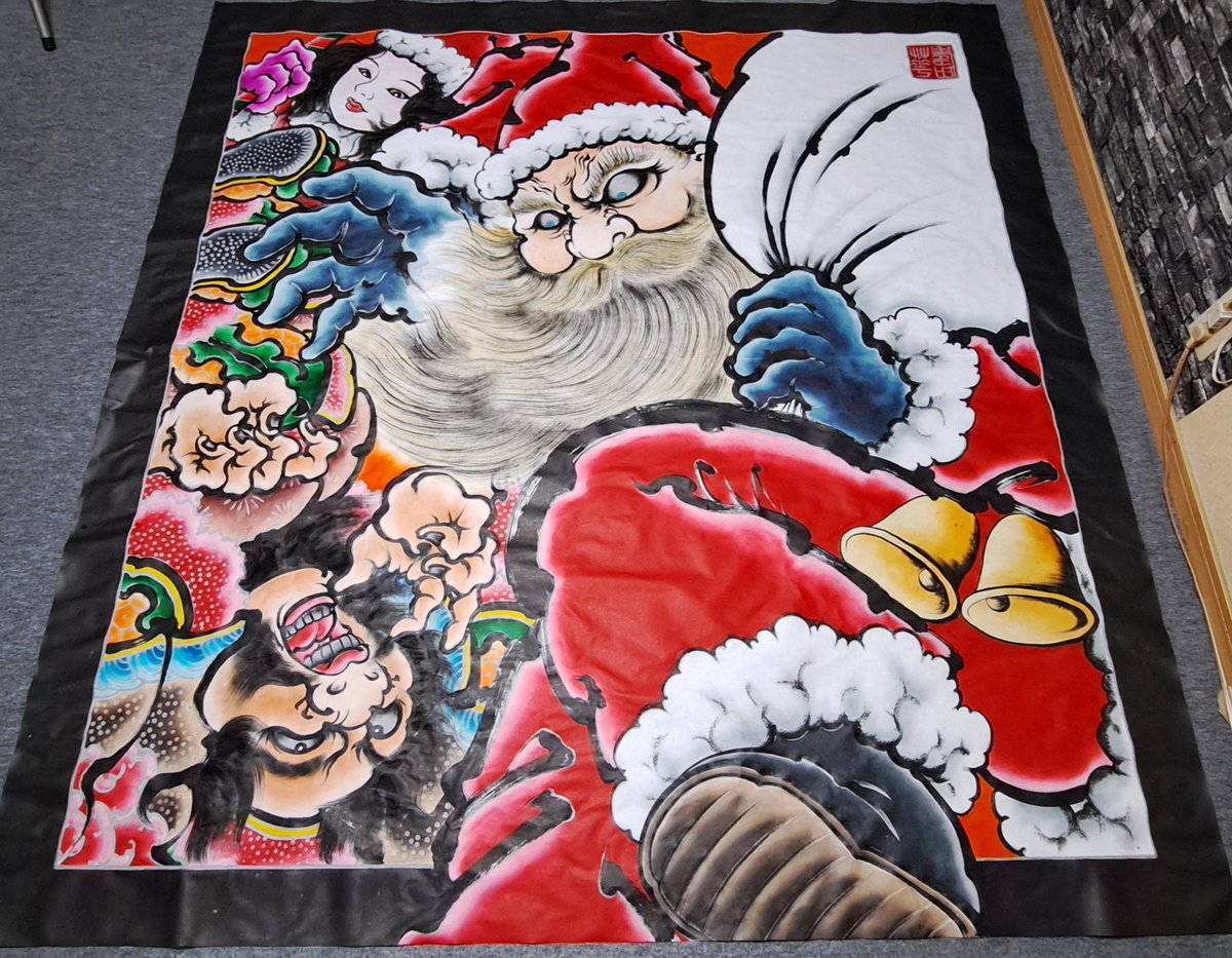 jukayama's tweet photo. こみせクリスマス🎄
【サンタクロース、子供達を邪から守る】
墨描き→ロウ描き→色付け→完成

25日までの展示となります。是非ご覧下さい🙇‍♂️
#松の湯交流館 
#こみせ通り 
#黒昇會 
#黒石ねぷた師乃会 
#ねぷた絵師 
#弘前ねぷた絵師 
#山谷寿華 
#クリスマス https://t.co/8XpMWtkw9u
