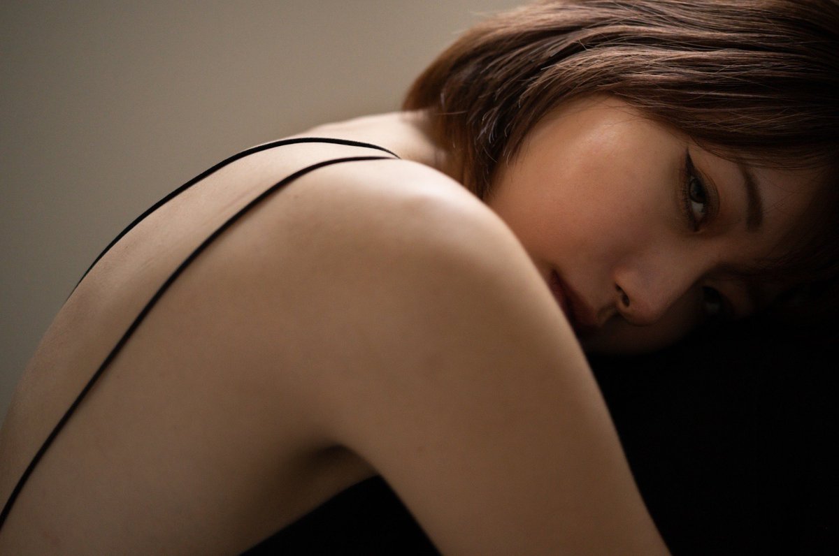 私、昔は美容業界でいわゆる社畜みたいに働いてて、
時間もお金も余裕もなくて、本当に心がすり減ってたの。

そんな中で唯一の救いだったのが、
表現することと写真の中の自分でいられる時間だったんだ。
それだけで心がふっと軽くなる瞬間があって、
「まだ頑張ってみよう」って思える力をくれた。