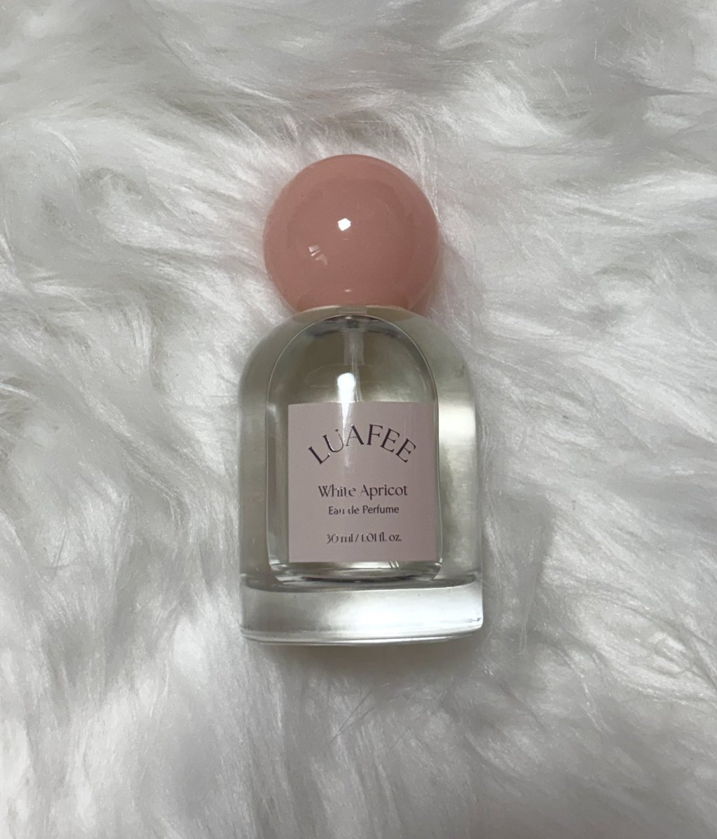 #제품무료제공 
루아페의 화이트 애프리콧💕
산뜻하고 청량한 느낌이 나는 복숭아&amp;살구 향이에요!  인공적인 느낌없이 프레쉬한 복숭아 향기가 나요..>< 같이 느껴지는 살구향도 너무 취저.. 시간이 지나면 살짝 포근한 향으로 바뀌는데 이것도 넘 좋아요.. 향이 은은하게 오래가는 느낌!🥰