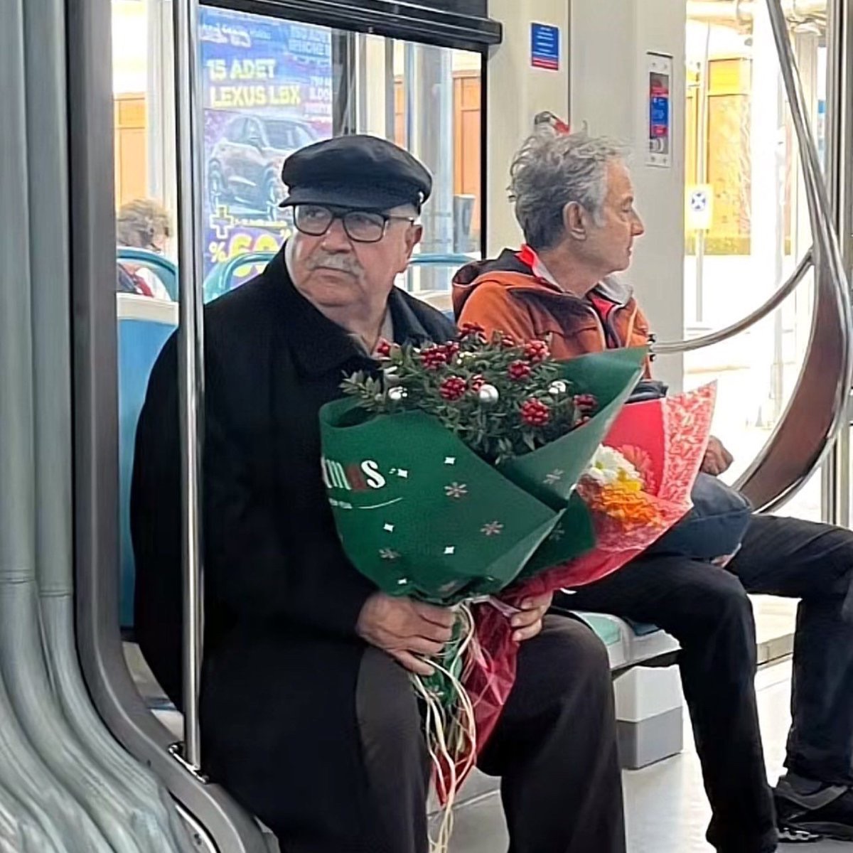 onedio's tweet photo. İzmir’de bir yaşlı amca, eşine aldığı kokina buketiyle görüntülendi. https://t.co/wRDGIXfrXU