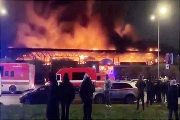 hindsamachar3's tweet image. روس کے سینٹ پیٹرسبرگ کے بازار میں زور دار دھماکوں سے لگی آگ، 1 ہلاکت، کئی زخمی، ویڈیو
👇👇👇👇
hindsamachar.in/national-news/…
#StPetersburgblast #Russiamarketfire #massiveexplosion #marketcomplexblaze #firefightersdeployed #viralvideo #blacksmoke