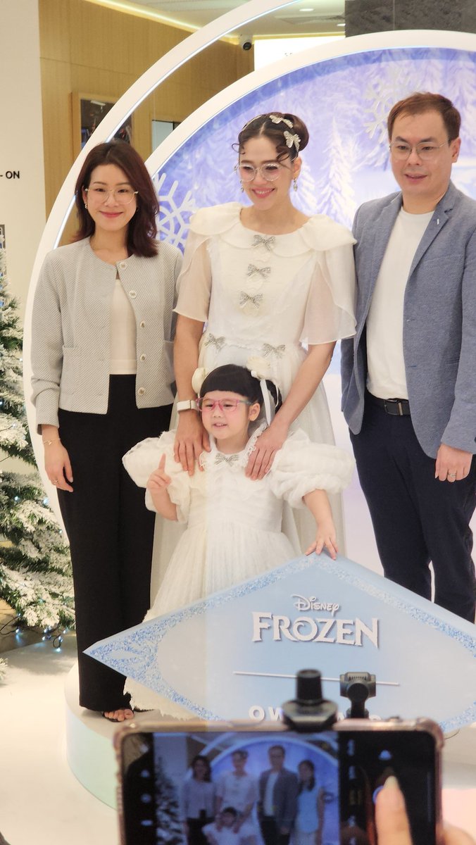 ชมพู่ -  อารยา เอ. ฮาร์เก็ต และน้องแอบิเกล เปิดตัวคอลเล็กชันใหม่สุดพิเศษ “FROZEN l OWNDAYS” ที่ร้านแว่นตา OWNDAYS ชั้น 2 (โซน Atrium) เซ็นทรัลเวิลด์ 

#ชมพู่อารยา
#แอบิเกล 
#gale_abiigail
@gale_abiigail
