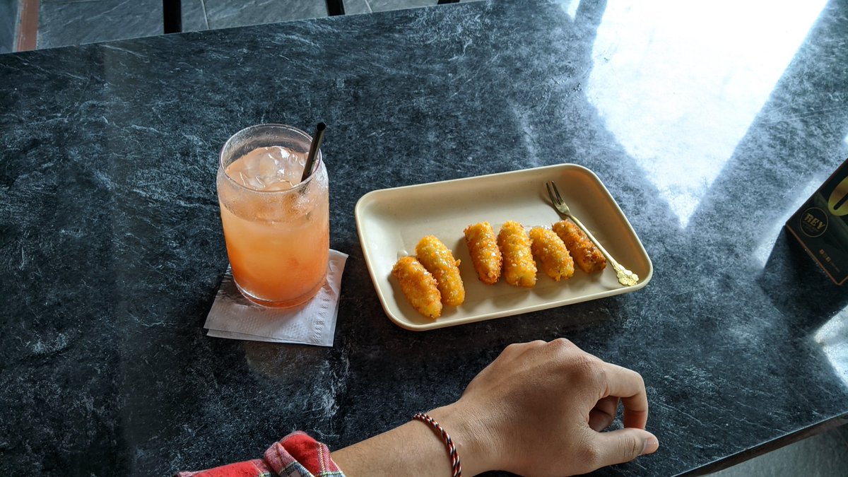 hanafiarmann's tweet photo. "aku mau berbaring di sini", iyaa tapi sudah mendung nanti ke cafe sana ya kalau hujan.
"aku mau jus tomat", iyaa pesen aja jangan pakai gula ya?.

biarkan aku yang menjaga perasaanku ini https://t.co/JE7QYpYBbA
