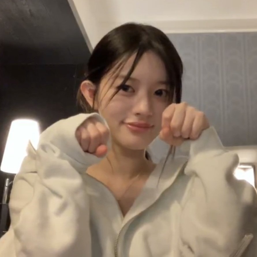cherishillit's tweet photo. 민주 라방 진짜 좋은점

>> 시도 때도 없이 계속 플러팅 공격한다...🤍 https://t.co/SDP5KKl6dj