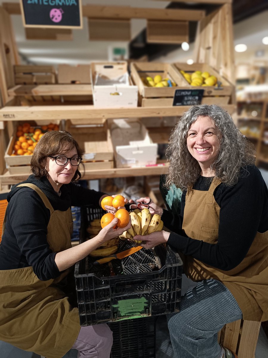 🥰 L'Eva i la Rosa han coincidint aquest matí fent el torn a botiga i han estat una estona endreçant i arreglant la fruita de l'expositor!
Mireu quin equip tan extaordinari que fan 🙌
Les sòcies sou l'ànima de #SupercoopManresa!

3Manresa