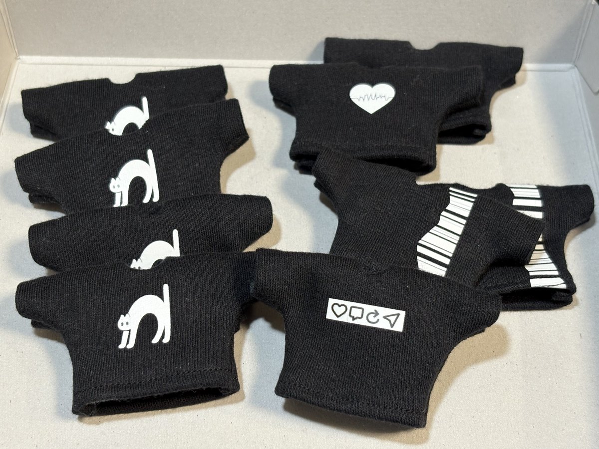 モノクロのオーバーサイズTも用意しました。臨戦体制猫のワンポイントの他、数種類の柄があります。