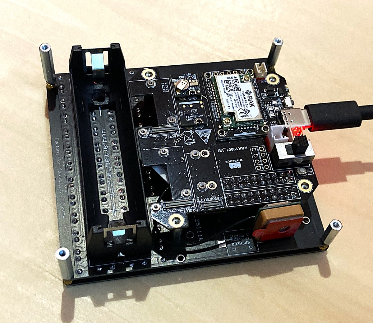 bobricius's tweet image. #Raksenger based on @RAKwireless  now with #circuitpython DOS aka Doomsday Operating system:
-Boot menu
-Calculator
-Onboard python editor
-matrix keyboard
Working on LoRa messenger
WisBlock RAK19001+RAK4631
tindie.com/products/6425/ 
#meshtastic #armachat 
@NordicTweets #nrf52840