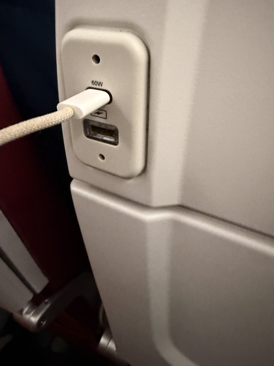 لا تشبك جوالك على أي منفذ Type-C بمكان لا تثق به!

هناك طريقة لسرقة البيانات أو لحقن برمجيات لجوالك دون علمك عبر المنفذ وهذه تسمى juice jacking

حتى لو كان آيفون...

لكي تشحن بأمان استخدم كيابل لاتنقل بيانات بخاصية Data-Blocker

الصورة لمنفذ شحن بطائرة تابعة لشركة طيران هندية