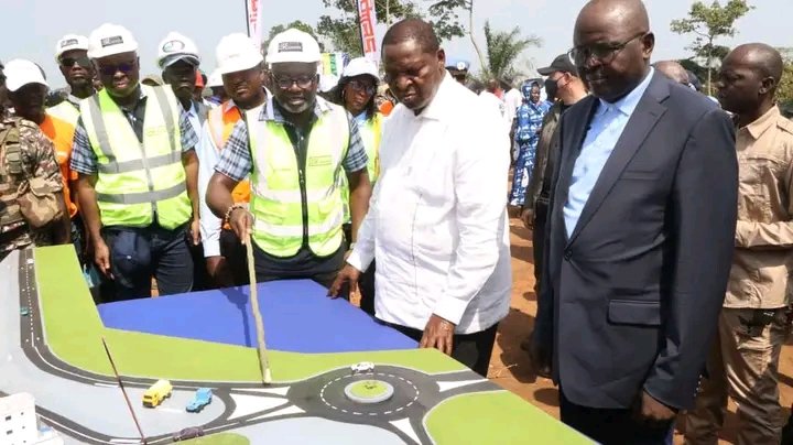 info_tikodro's tweet photo. Le Général Zéphirin MAMADOU, Chef d’État-Major Général, a accompagné le Président TOUADÉRA à Mongoumba pour le lancement du port fluvial. Cette mission illustre la sécurité renforcée en province et le soutien aux FACA. https://t.co/L33KLT60uB