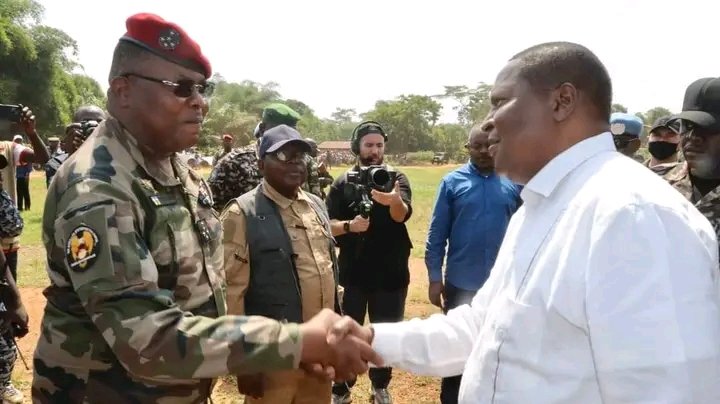 info_tikodro's tweet photo. Le Général Zéphirin MAMADOU, Chef d’État-Major Général, a accompagné le Président TOUADÉRA à Mongoumba pour le lancement du port fluvial. Cette mission illustre la sécurité renforcée en province et le soutien aux FACA. https://t.co/L33KLT60uB