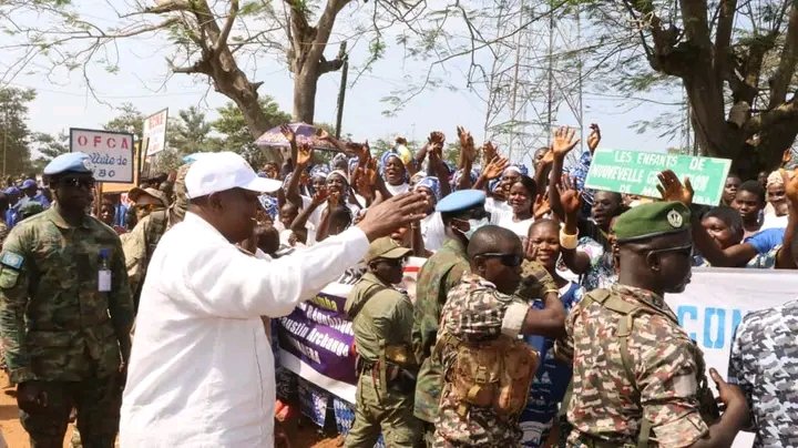 info_tikodro's tweet photo. Le Général Zéphirin MAMADOU, Chef d’État-Major Général, a accompagné le Président TOUADÉRA à Mongoumba pour le lancement du port fluvial. Cette mission illustre la sécurité renforcée en province et le soutien aux FACA. https://t.co/L33KLT60uB