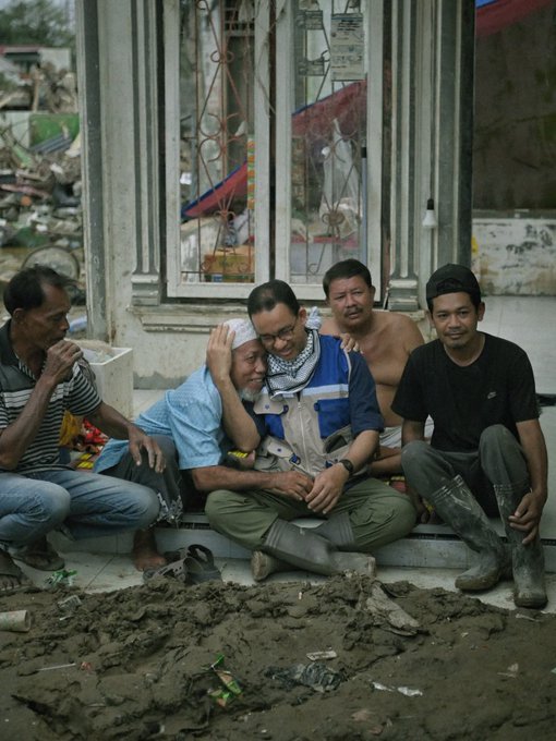 Datang setelah seminggu bencana, terus gaya seolah paling peduli. Padahal jalan yg dilewatin, jembatan yg dipakai menuju lokasi, semua dibangun pemerintah yg dia sindir. Ironi tingkat dewa: lewat hasil kerja pemerintah untuk nyinyirin pemerintah.