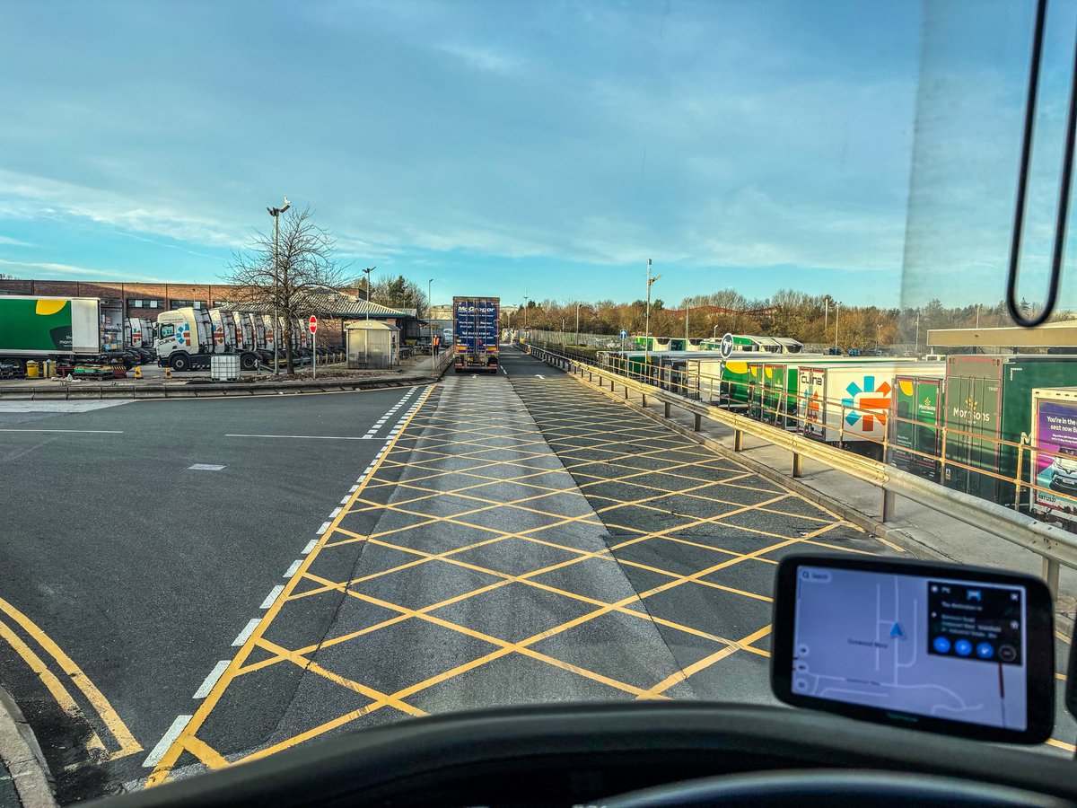 trucklifegb's tweet photo. First job done and onto the next 🚚💨

I think judging by the queue here I’m going to be here for a little while 😴 but at least I’m on site and on time ⏰

#HGV #Distribution #Haulage #Deliveringwinners #GregoryDistribution #GregoryGroup #Truck #TruckDriver #TruckLife #InstaTruck #LorryLife #Lorry #LorryDriver
